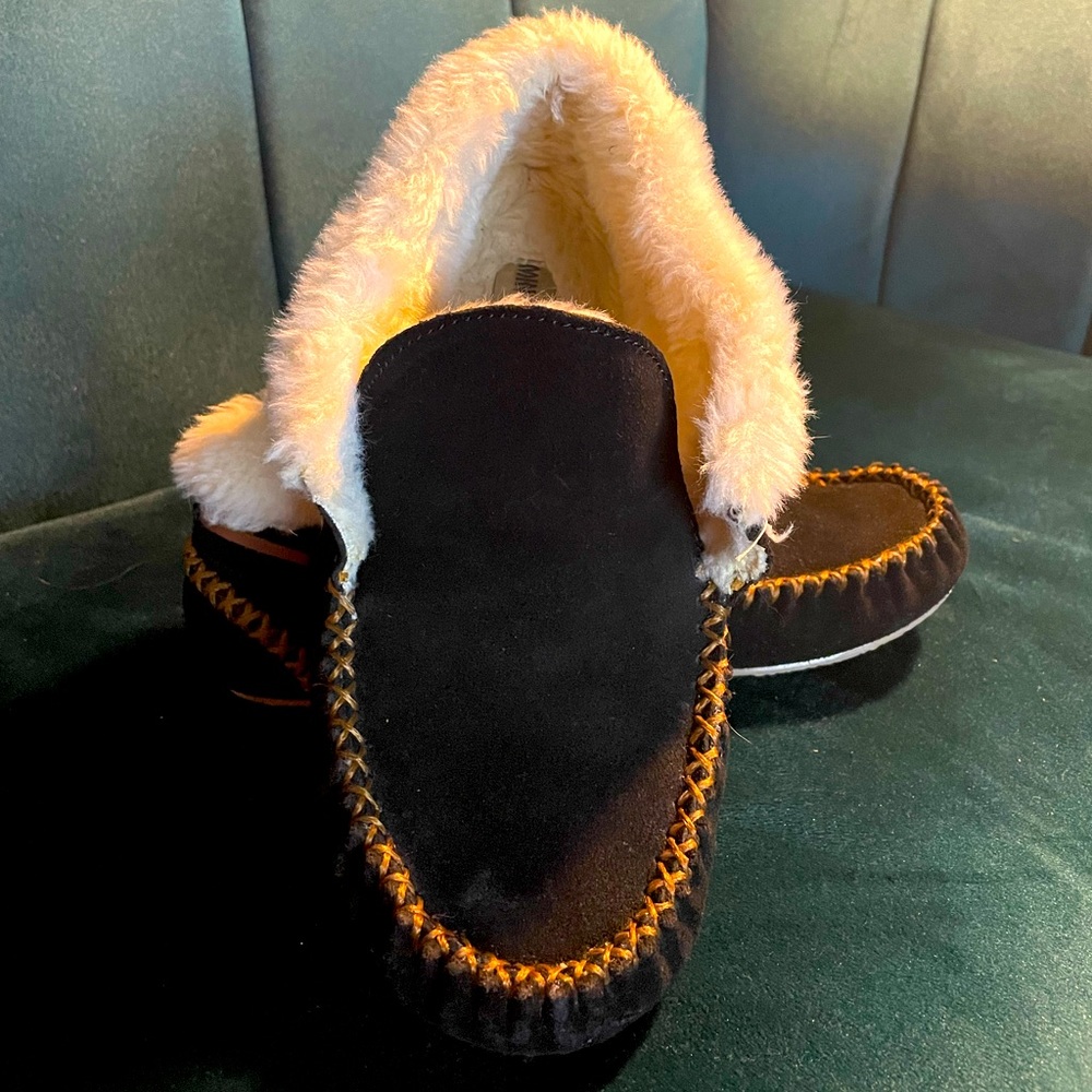 Minnetonka Moccasins House Slippers in Black; Women’s Size 8